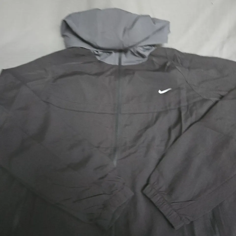 NIKE BLACK WINDBREAKER JACKET WITH HOOD – SIZE UNSPECIFIED