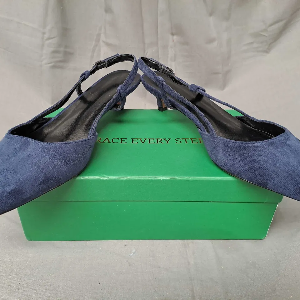 BOXED PAIR OF DESIGNER CLOSED TOE LOW HEEL SHOES IN NAVY EU SIZE 42