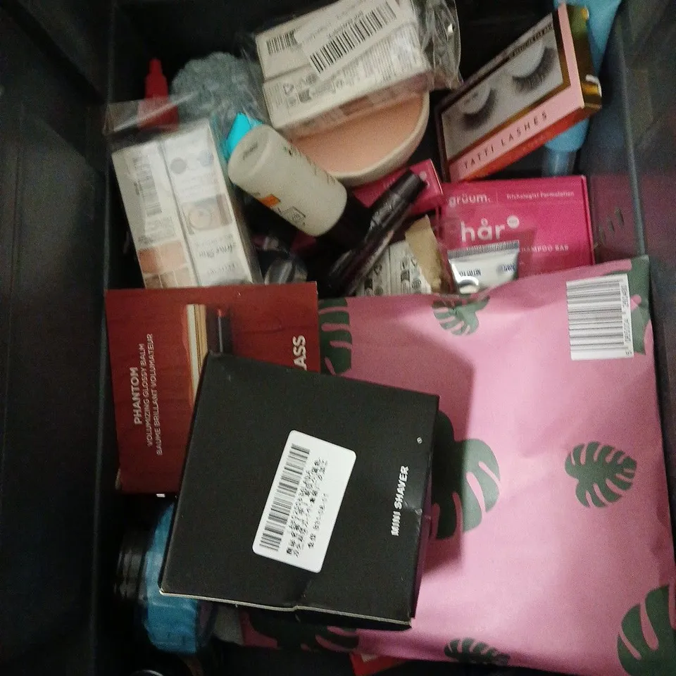 APPROXIMATELY 20 HEALTH AND BEAUTY PRODUCTS TO INCLUDE GARNIER MOISTURE BOMB MASK, GIVE ME DAY CREAM AND REHAB HAIR OIL CAPSULES