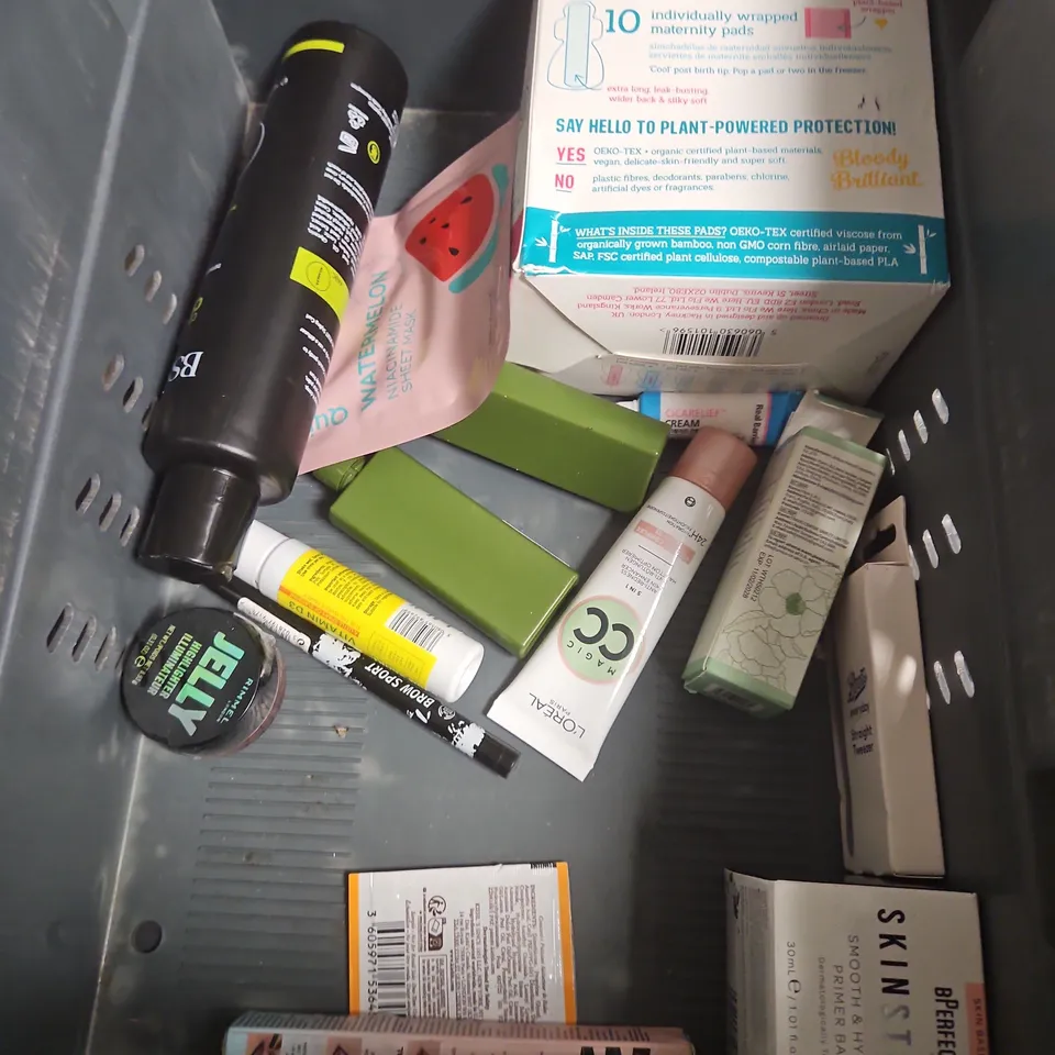 APPROXIMATEY 20 ASSORTED HEALTH AND BEAUTY PRODUCTS TO INCLUDE - REHAB 3.0 SLEEP SERUM - KVD FULL SLEEVE MASCARA - AKT DEODORANT BALM - ETC