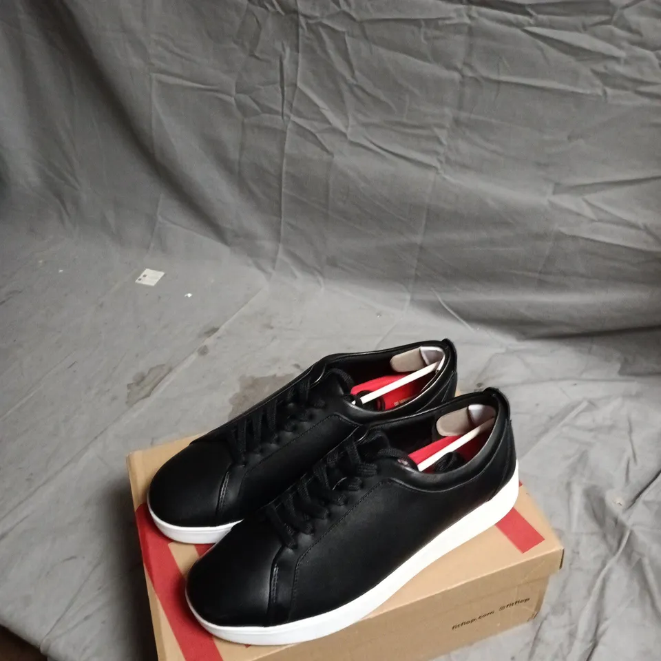 FITFLOP RALLY SNEAKERS – ALL BLACK LEATHER, UK 6 (US 8 / EUR 39)