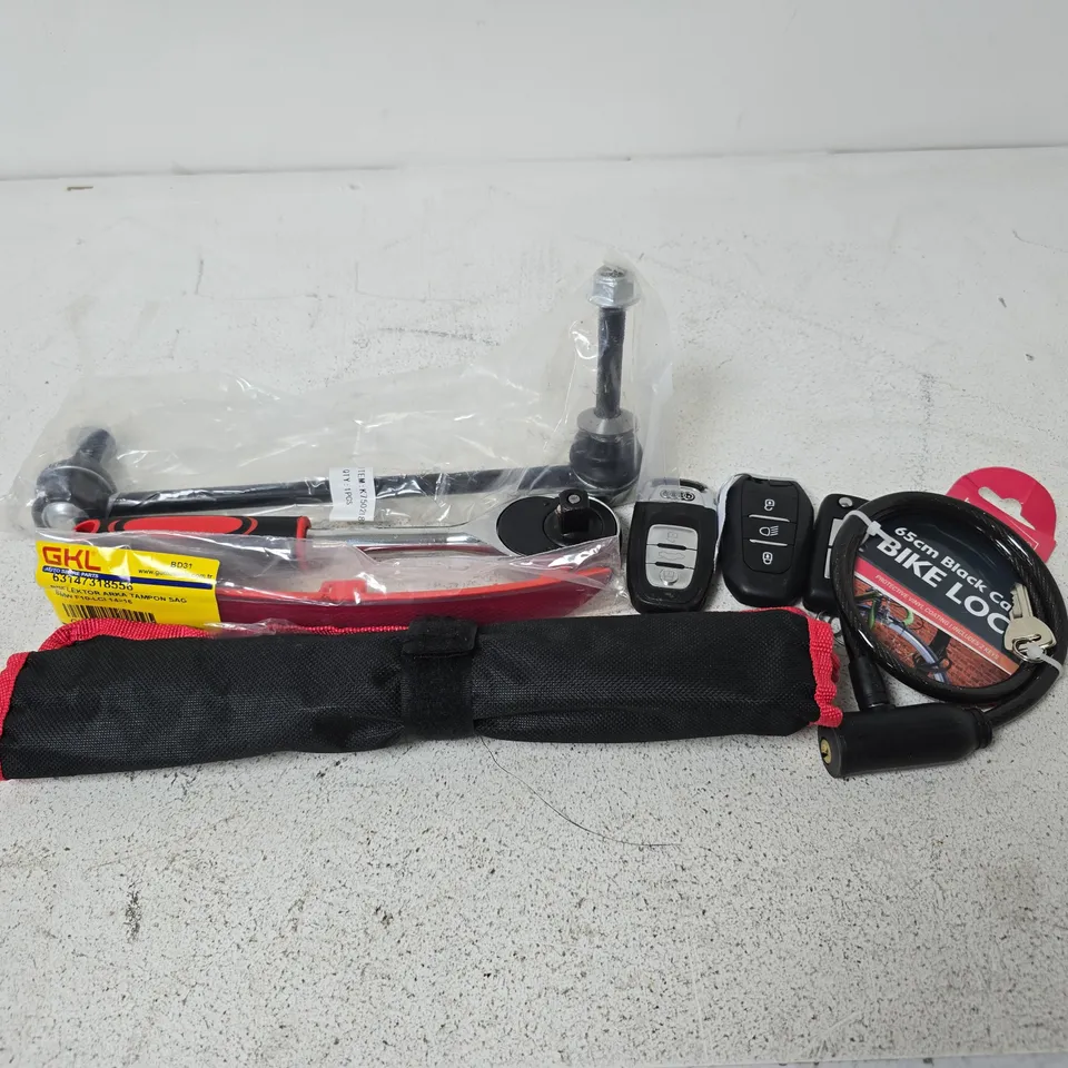 APPROXIMATELY 12 ASSORTED VEHICLE PARTS & ACCESSORIES TO INCLUDE BIKE LOCKS, CAR KEY FOBS, SOCKET SPANNER SET, ETC