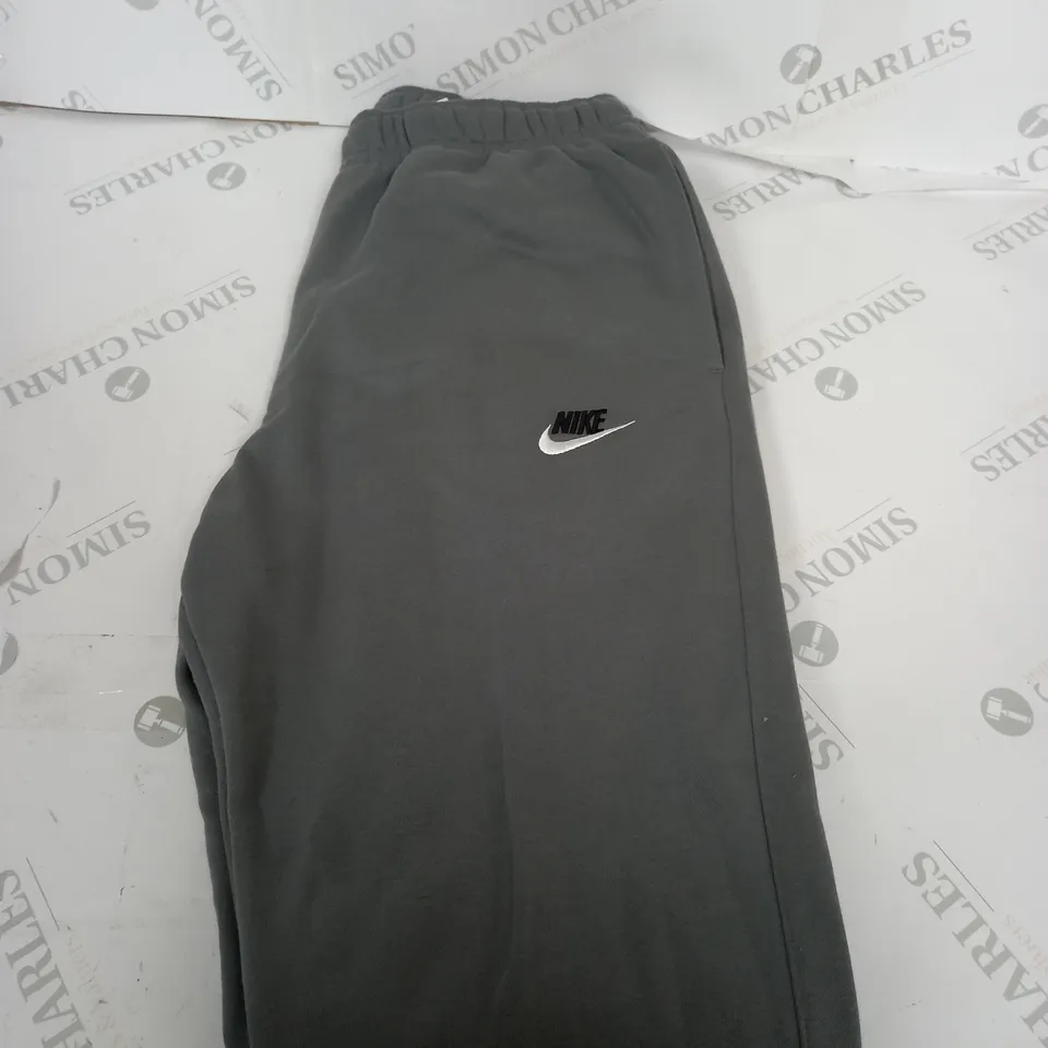 NIKE LOGO FLEECED TRACKSUIT BOTTOMS SIZE M