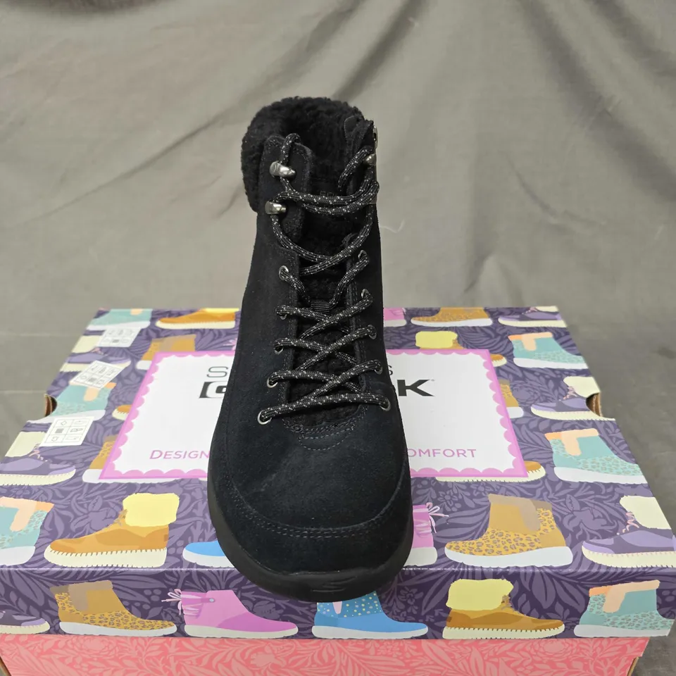 BOXED PAIR OF SKECHERS GO WALK BOOTS IN BLACK - 7