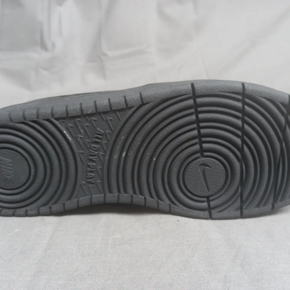 PAIR OF NIKE AIRFORCE IN BLACK SIZE UK 6