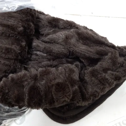 BOXED COZEE HOME FAUX FUR HEATED THROW IN CHOCOLATE