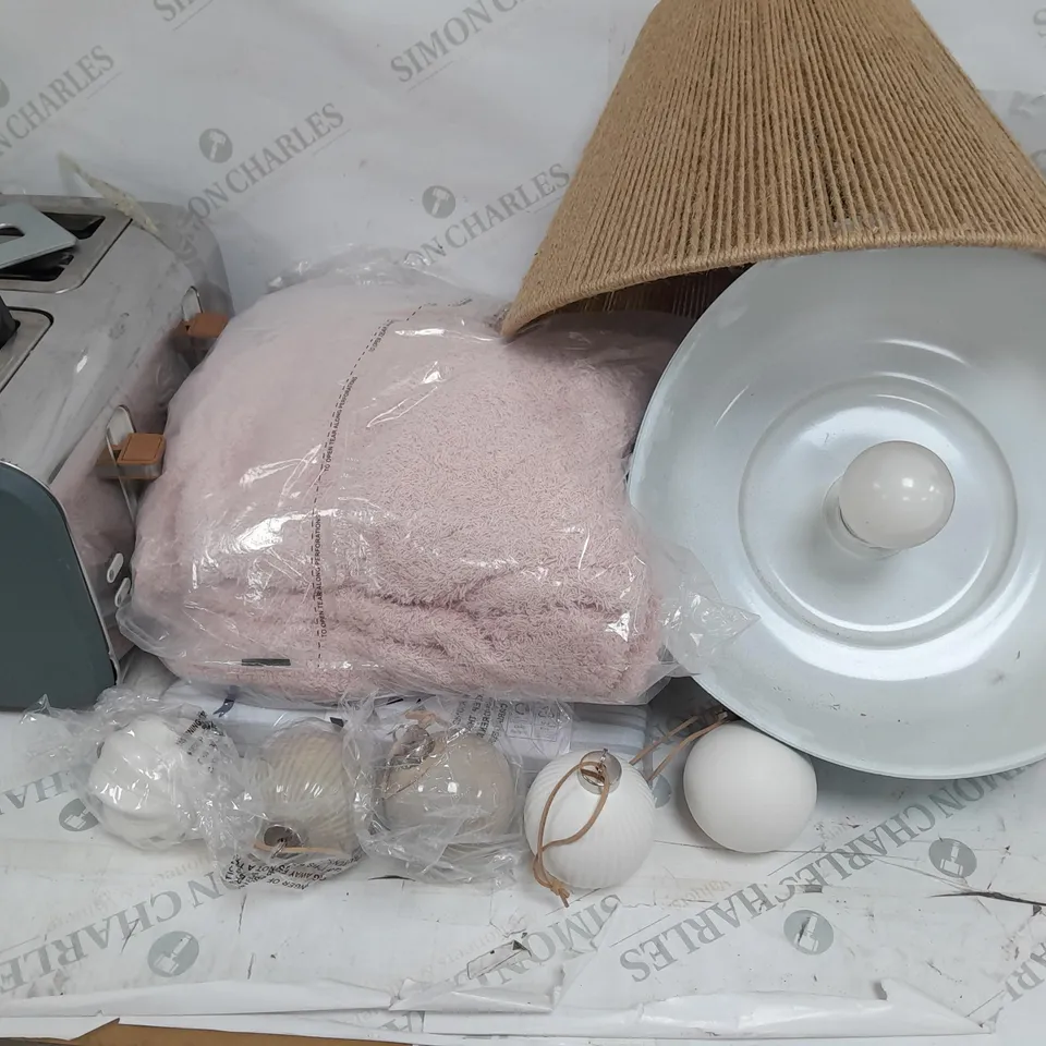 BOX OF APPROX 7 ASSORTED ITEMS TO INCLUDE SWAN 4 SLICE TOASTER, BEACH HUTS SHEETS, COZEE HOME SHERPA HOODIE ETC
