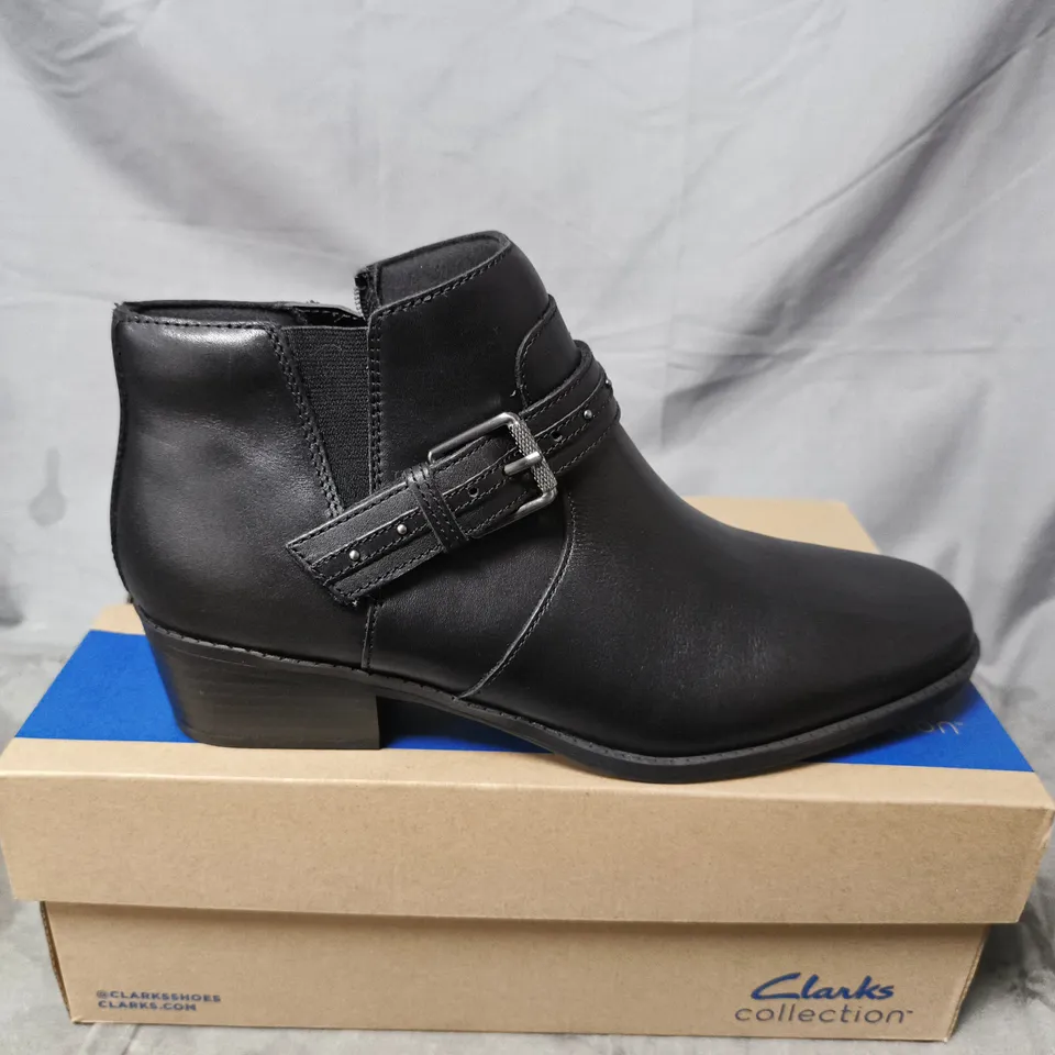 BOXED PAIR OF CLARKS COLLECTION WOMEN'S BLACK LEATHER ANKLE BOOTS - SIZE 7