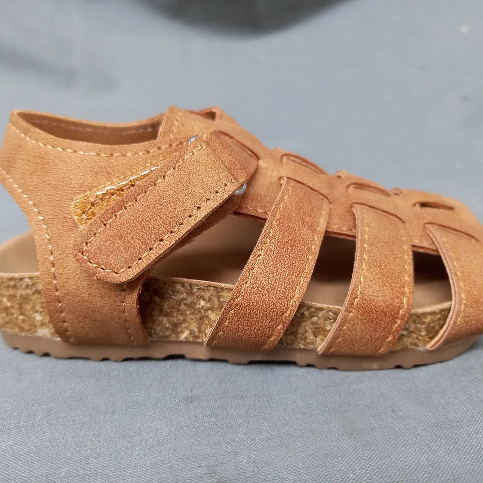 BOXED PAIR OF DESIGNER KIDS SANDALS IN BROWN EU SIZE 21