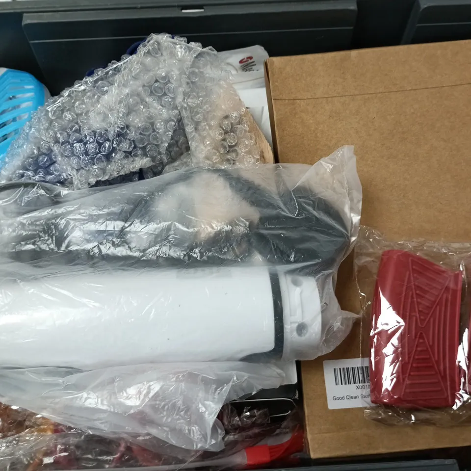 APPROXIMATELY 12 ASSORTED HOUSEHOLD ITEMS TO INCLUDE HOZELOCK CONNECTOR, GAYNOR SPORTS BRUSH, CUTTING WHEEL, ETC