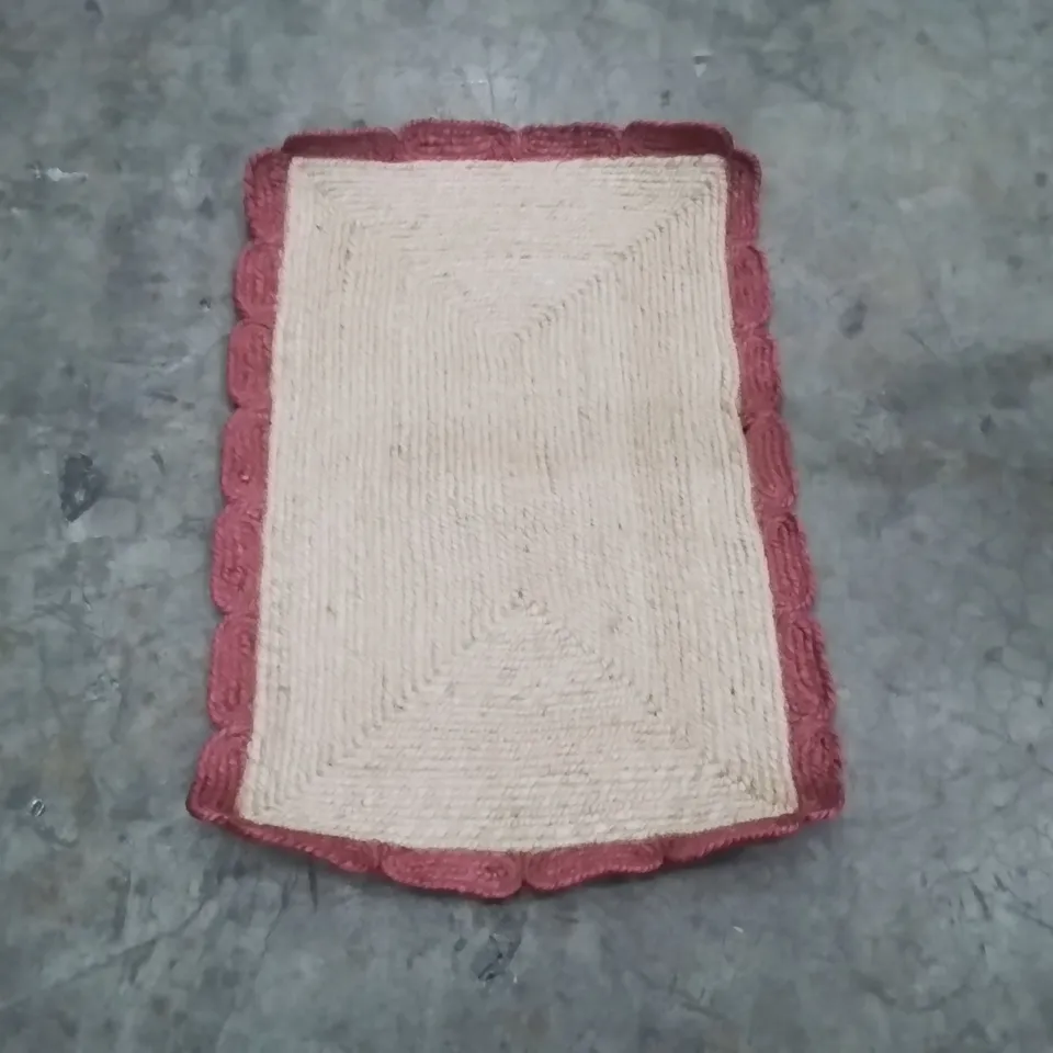 QUALITY DESIGNER AREA RUG - APPROXIMATELY 90X60CM