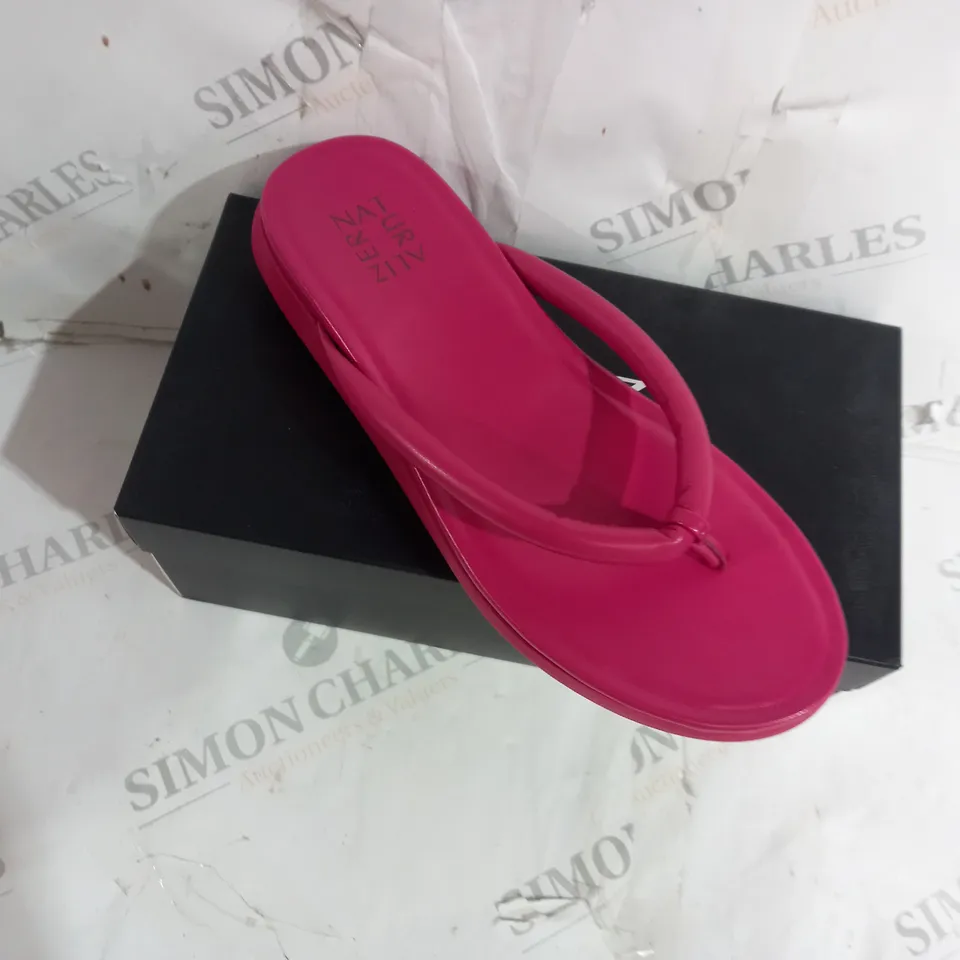 BOXED PAIR OF NATURALIZER SANDALS IN PINK SIZE 6