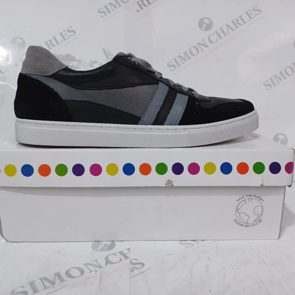 BOXED PAIR OF ADESSO LEATHER TRAINERS IN BLACK SIZE 7