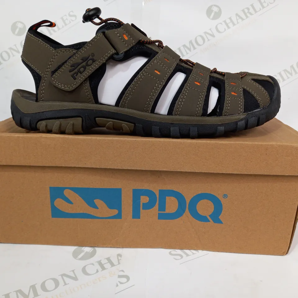 BOXED PAIR OF PDQ TOGGLE FASTENING TRAIL SANDALS IN TAUPE/ORANGE SIZE 8