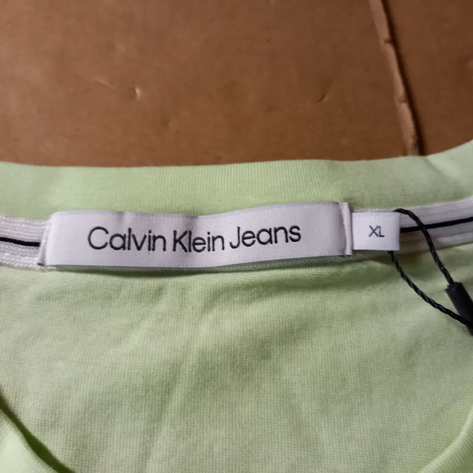 CALVIN KLEIN JEANS STACKED LOGO TSHIRT - GREEN SIZE XL