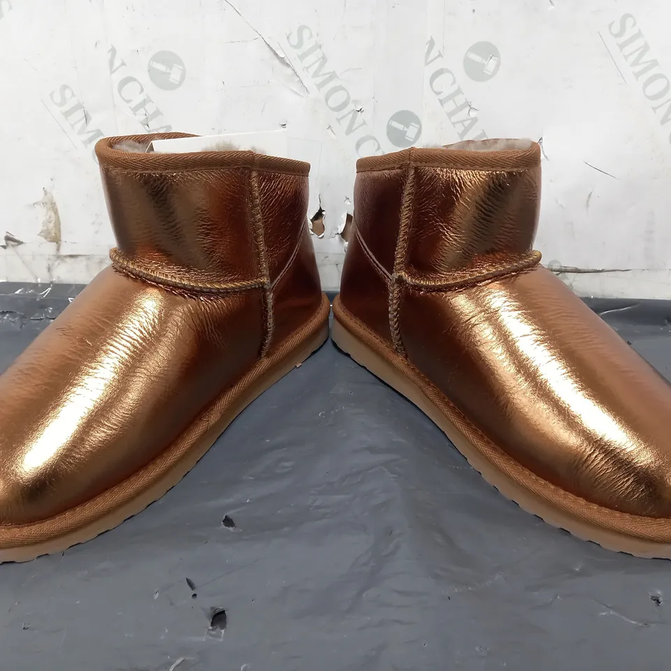 BOXED PAIR OF EMU AUSTRALIA SHOES IN METALLIC BRONZE SIZE 6