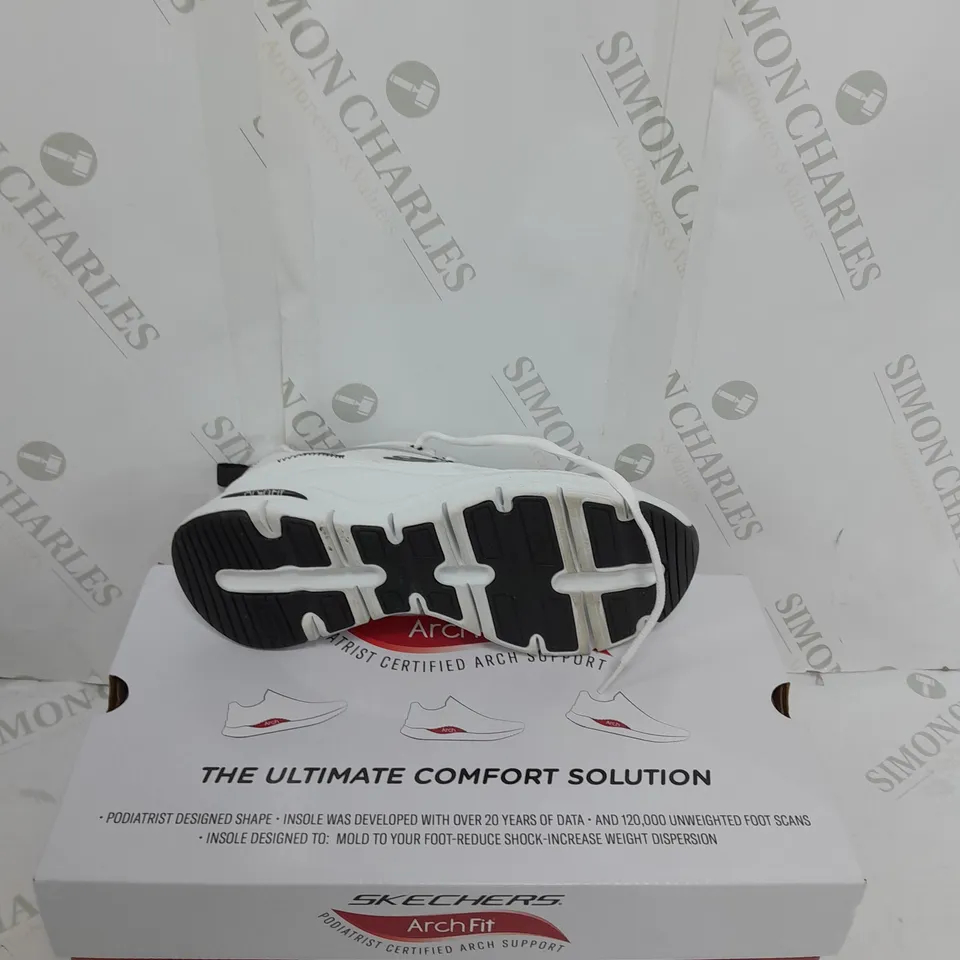 BOXED PAIR OF SKECHERS WHITE TRAINERS SIZE 3.5