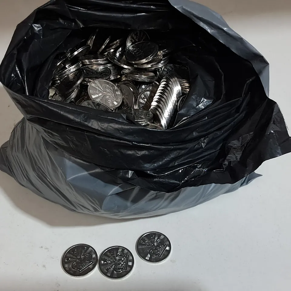 LARGE QUANTITY OF METAL PLAY COINS