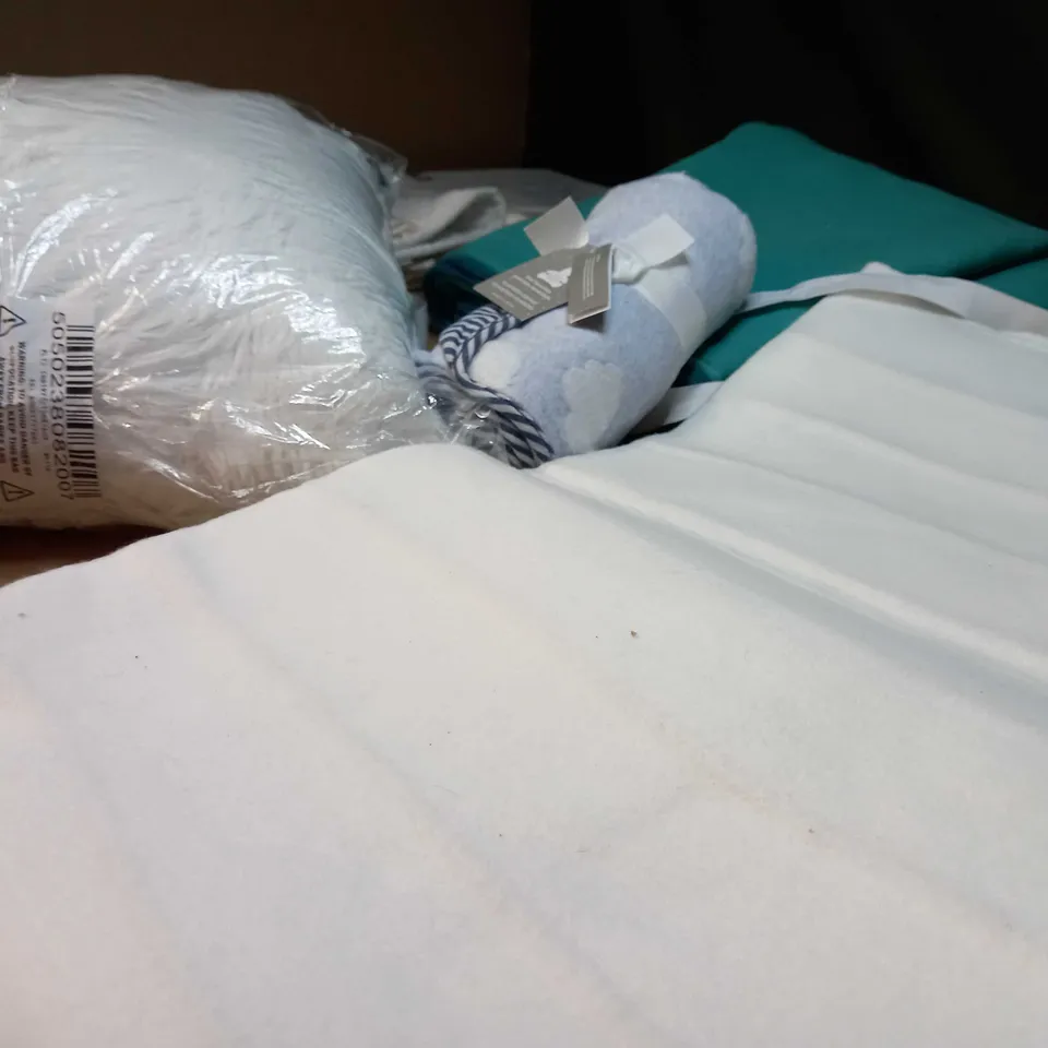 LARGE BOX OF APPROXIMATELY 15 ASSORTED HOUSEHOLD ITEMS TO INCLUDE: CHUNKY KNITTED THROW, MATTRESS PROTECTOR, FITTED SHEET