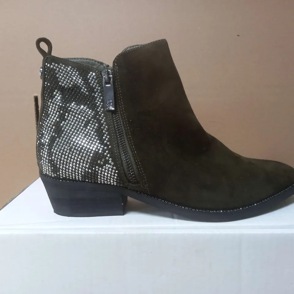 BOXED MODA IN PELLE LIGHT KHAKI HEEL BOOTS - UK 7