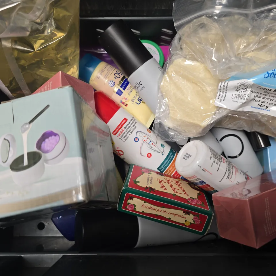 APPROXIMATELY 13 ASSORTED HEALTH & BEAUTY ITEMS TO INCLUDE - SHINEBROWN , GARNIER TAN ENHANCING OIL 30 SPF ETC