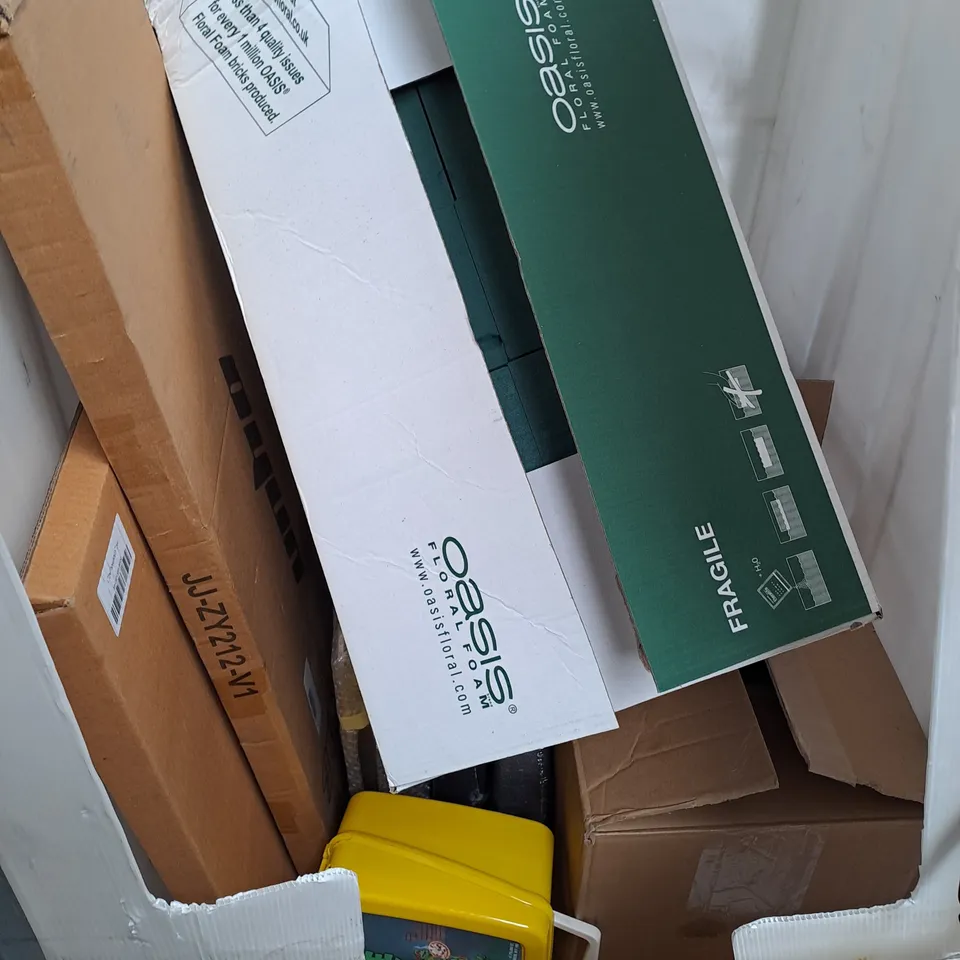 CAGE OF APPROXIMATELY 6 ASSORTED HOUSEHOLD ITEMS TO INCLUDE FLORAL FOAM BLOCKS AND WEIGHTS
