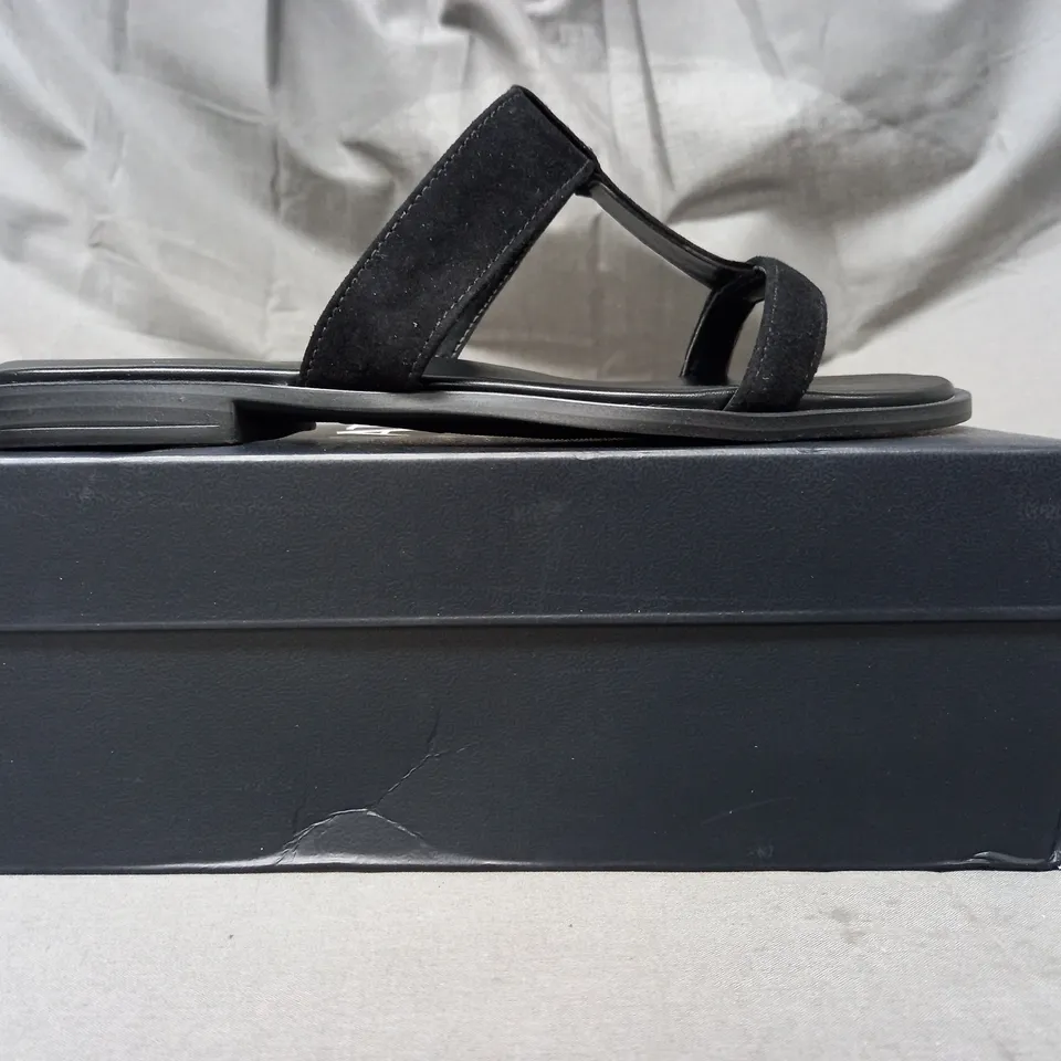 BOXED PAIR OF NATURALIZER SANDALS IN BLACK SIZE 5.5