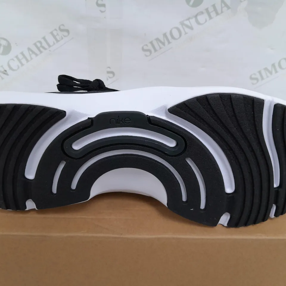 BOXED PAIR OF MENS NIKE IN-SEASON TR13 IN BLACK/WHITE - UK 10