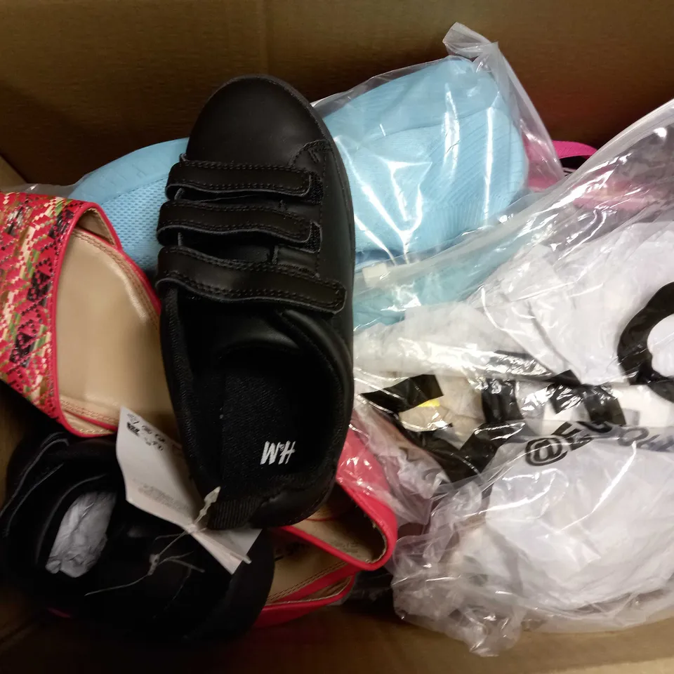 APPROXIMATELY 10 ASSORTED PAIRS OF SHOES IN VARIOUS STYLES & SIZES