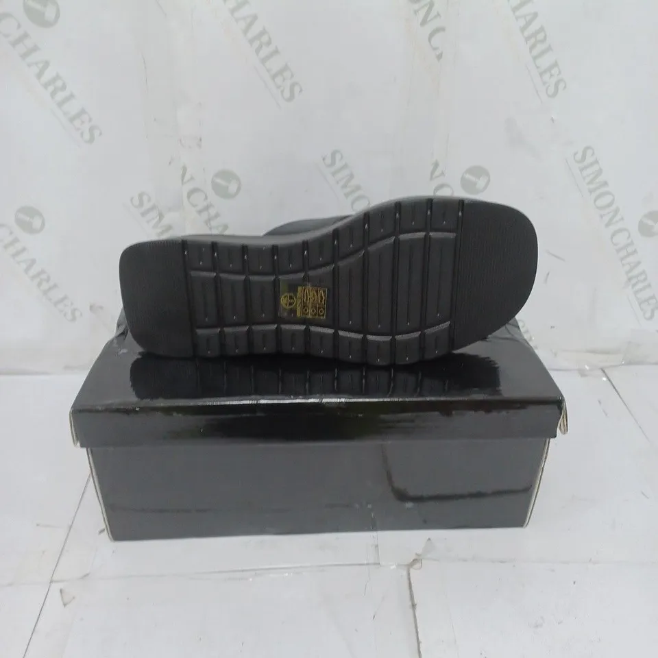 KOI FOOTWEAR CHUNKY BLACK SLIDERS SIZE 5