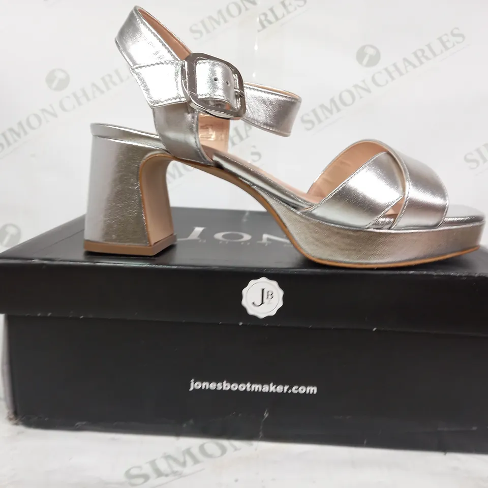BOXED PAIR OF JONES OPEN TOE BLOCK HEEL SANDALS IN METALLIC SILVER UK SIZE 6