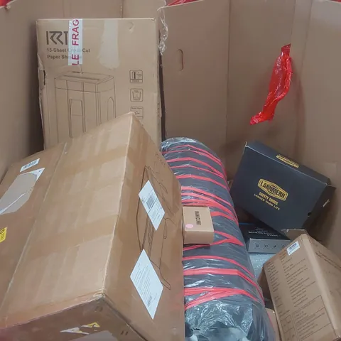 PALLET CONTAINING A VERY LARGE QUANTITY OF ASSORTED ITEMS INCLUDING: MATTRESS, OUTDOOR WALL LANTERNS, PAPER SHREDDER, SAFETY BOOTS ECT