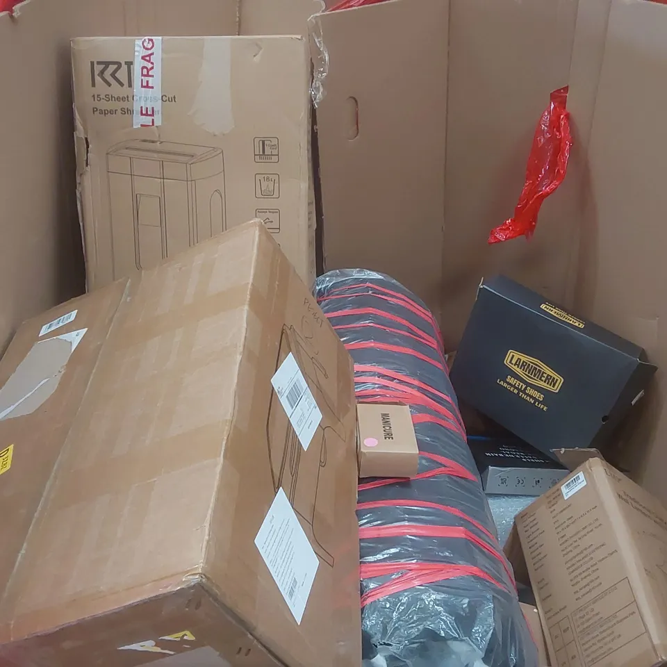 PALLET CONTAINING A VERY LARGE QUANTITY OF ASSORTED ITEMS INCLUDING: MATTRESS, OUTDOOR WALL LANTERNS, PAPER SHREDDER, SAFETY BOOTS ECT