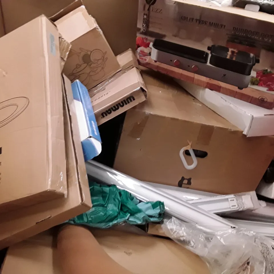 PALLET OF ASSORTED HOUSEHOLD ITEMS TO INCLUDE MULTIPLE SHOWER MIXER, KIDS TELESCOPE, PULL UP BAR AND WINDOW BLINDS