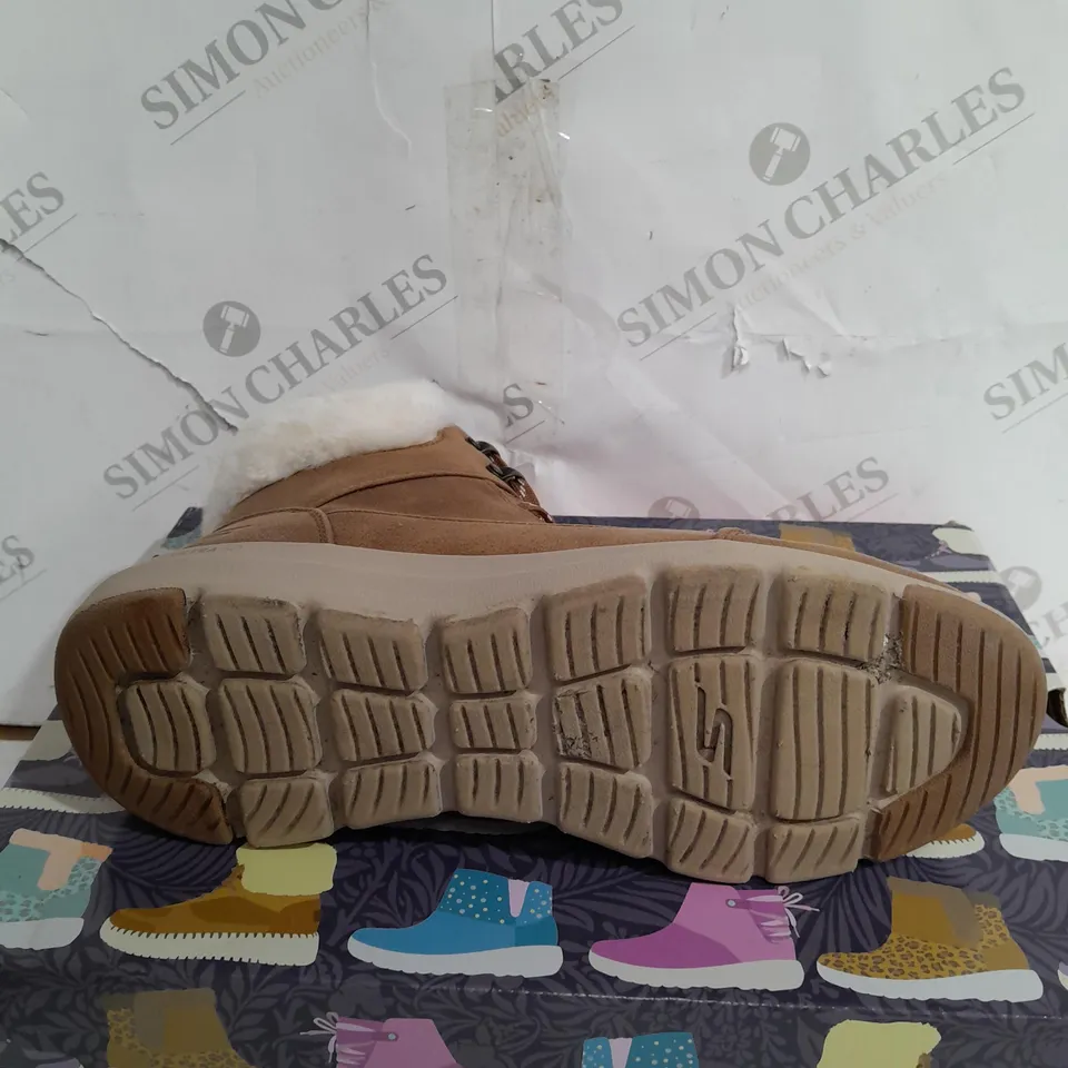 BOXED SKECHERS GLACIAL ULTRA COZYLY BOOTS, CHESTNUT - SIZE 7