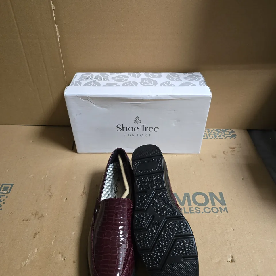 SHOE TREE COMFORT BURGUNDY CROC-EFFECT LEATHER LOAFERS – UK SIZE 5