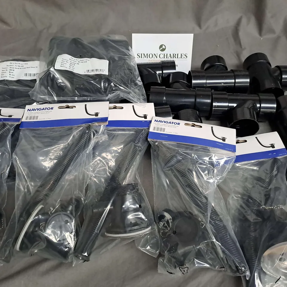 LOT OF ASSORTED NAVIGATOR PLUMBING ITEMS TO INCLUDE SINK OVERFLOWS, WASTE SWEEP BENDS AND SOIL WASTE FITTINGS