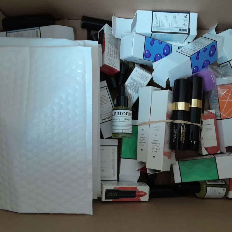 BOX OF APPROXIMATELY 15 ASSORTED HEALTH AND BEAUTY ITEMS TO INCLUDE BLUSH STICK, NIGHT OIL, ESSENTIAL OIL BLEND, ETC