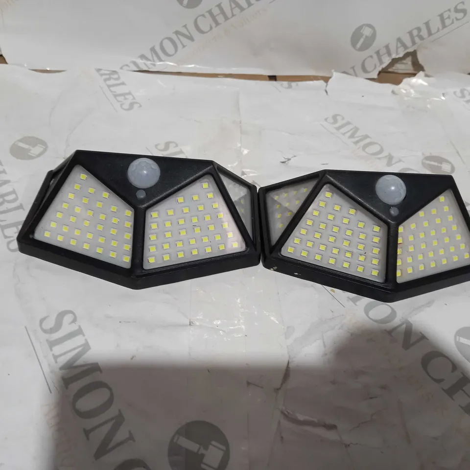 OUTLET BUILDCRAFT SET OF 2 400 LUMENS SOLAR SECURITY LIGHTS