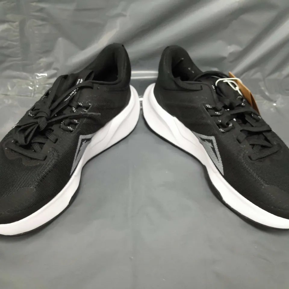 BOXED PAIR OF NIKE JUNIPER TRAIL SHOES IN BLACK/WHITE UK SIZE 6.5