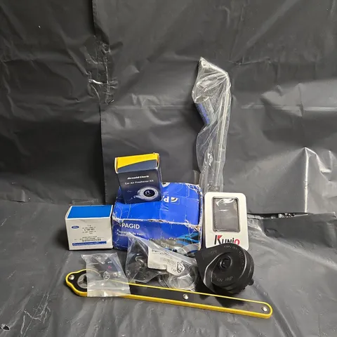 APPROXIMATELY 12 ASSORTED VEHICLE PARTS & ACCESSORIES TO INCLUDE ARNOLD CLARK CAR AIR FRESHENER KIT, HORN, REAR BRAKE PAD SET, ETC