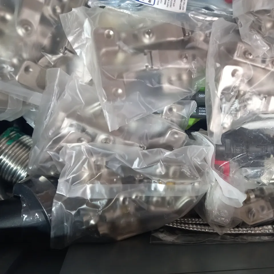 LOT OF APPROXIMATELY 10 ASSORTED HOUSEHOLD ITEMS TO INCLUDE 45MM PADLOCK, TAPE DISPENSER, AURA CLEANSING INCENSE, ETC