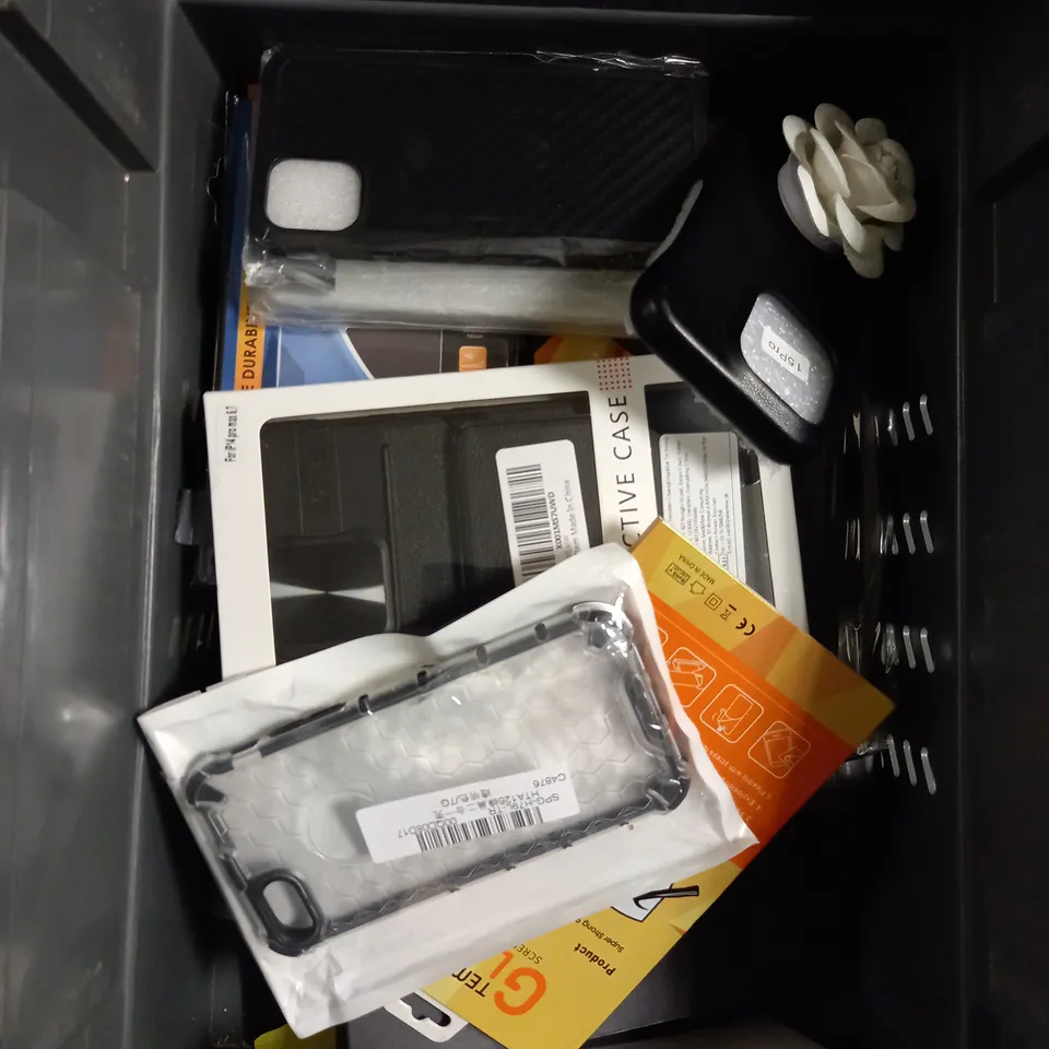 LOT OF APPROXIMATELY 20 MOBILE PHONE ACCESSORIES TO INCLUDE CASES, SCREEN PROTECTORS AND A POP SOCKET