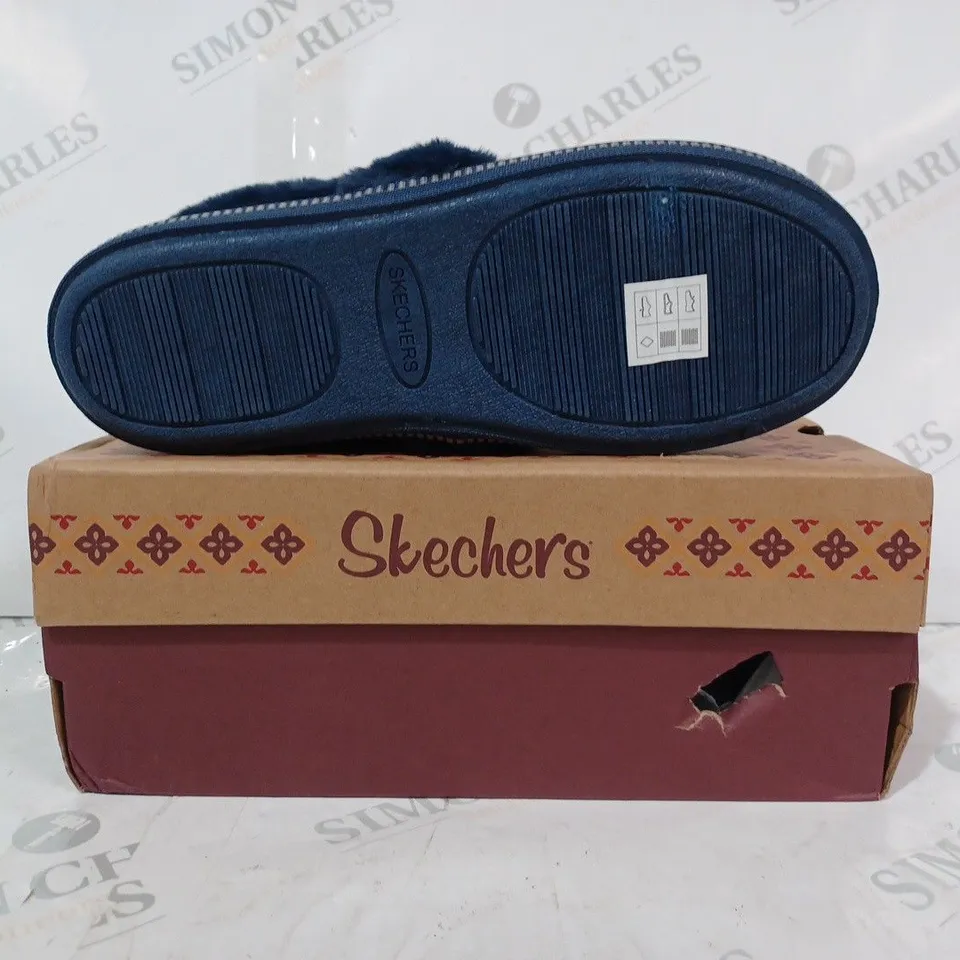 BOXED PAIR OF SKECHERS COZY SLIPPERS IN NAVY SIZE 4.5