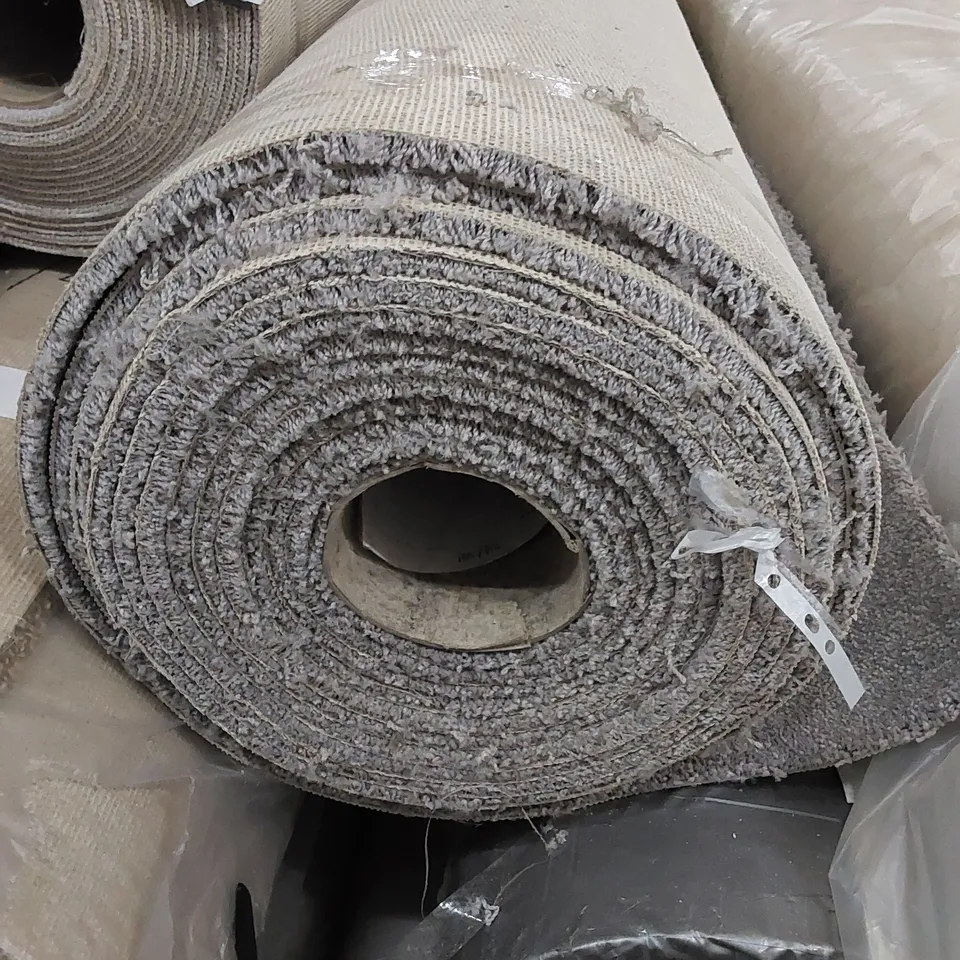 ROLL OF QUALITY PRIMO VETRO CARPET // SIZE: APPROXIMATELY 10.1 X 4m