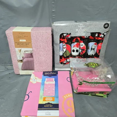 LARGE BOX OF APPROXIMATELY 10 ASSORTED ITEMS TO INCLUDE DUVET SETS, CHRISTMAS CRACKERS AND THROWS