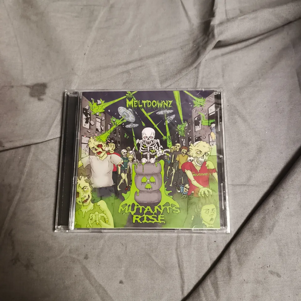 BOX OF APPROXIMATELY 30 ASSOERTED CDS INCLUDING THE MELTDOWNZ , SABRINA CARPENTER , REGGAE PAN CHRISTMAS AND BUDDY HOLLY 