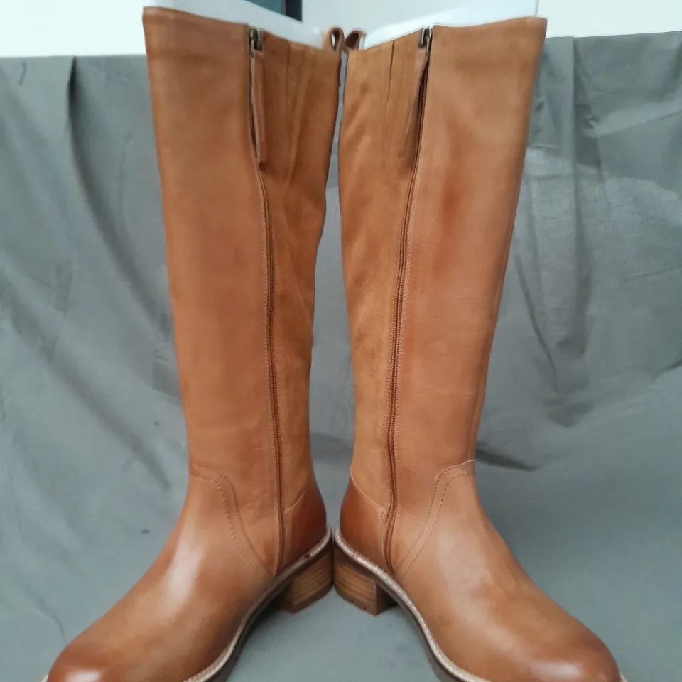 BOXED PAIR OF WHITE STUFF KNEE-HIGH BOOTS IN TAN UK SIZE 5