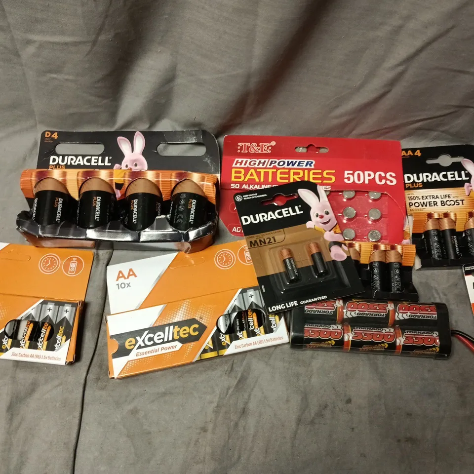 APPROXIMATELY 25 ASSORTED BATTERY PRODUCTS TO INCLUDE DURACELL D, AA, RAYVAC CRYSTAL CLEAR HEARING AID BATTERIES, ETC - COLLECTION ONLY