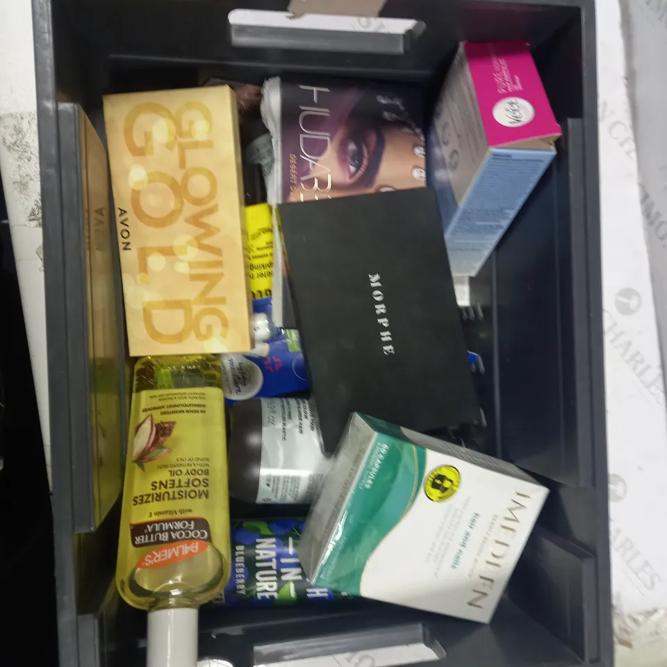 BOX TO CONTAIN APPROXIMATELY 25 ASSORTED WOMEN'S BEAUTY PRODUCTS, INCLUDES MAKEUP, MASCARA ETC 